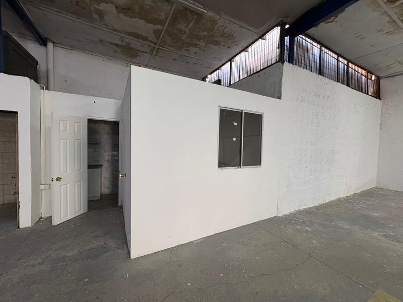 Local comercial de 250 m² en planta libre, calle San Martín, Iquique — imagen 8 de 12